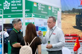 Господин Майкл Грейс, генеральный директор компании Pedders Suspensions & Brakes (Австралия), принимает участие в ярмарке с целью расширения производства во Вьетнаме. (Фото: ВИА)