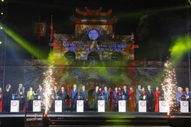 Делегаты нажимают кнопку, объявляя открытие Фестиваля сохранения и развития международных ремесленных деревень 2025 года. Фото: ВИА.