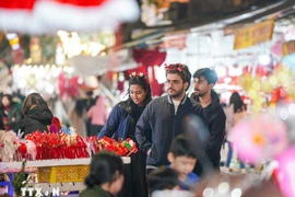 В сезон Рождества Ханой привлекает большое количество туристов, приезжающих на экскурсии и за покупками. Фото: ВИА.