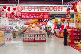 Атмосфера предновогодних покупок к Тэту царит во всех сетях супермаркетов. Фото: ВИА.