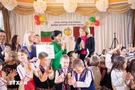 Две супруги пообщались с детьми детского сада №2 «Званче» в столице Софии. (Фото: ВИА)