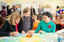 В классе рисования две первые леди вместе с детьми завершили совместную картину, посвящённую дружбе между Вьетнамом и Болгарией. Фото: ВИА.