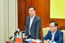 Господин Дао Суан Туан, начальник Департамента валютного регулирования Государственного банка, информирует о мерах по управлению рынком золота. (Фото: Vietnam+)