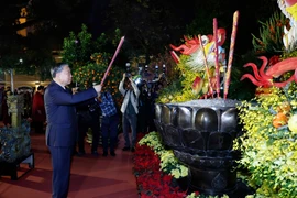 Генеральный секретарь То Лам возложил благовония к памятнику императору Ли Тхай То. Фото: ВИА.