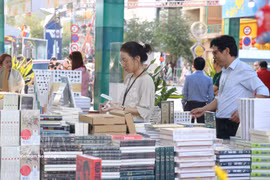 Посетители на Фестивале книжной улицы Тэт Бинь Нго 2026. Фото: ВИА.