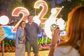 Туристы запечатлевают моменты накануне Нового 2026 года. Фото: ВИА.