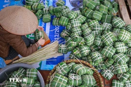 Ловкие руки мастера быстро заворачивают пироги; каждый ровный квадратный сгиб свидетельствует о мастерстве, накопленном за многие годы работы в ремесле. Фото: ВИА.