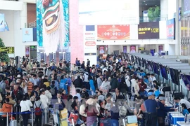 Пассажиры проходят регистрацию в терминале T1 международного аэропорта Нойбай. Фото: ВИА.