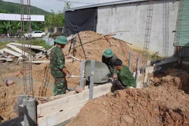 Военнослужащие 6-го полка Командования военных сил города Хюэ помогают коммуне Кхечэ построить три новых дома и отремонтировать семь домов. Фото: ВИА.