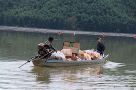 Местные силы коммуны Чатан используют моторные лодки для доставки продовольствия жителям районов, которые все еще остаются изолированными от внешнего мира. Фото: ВИА.
