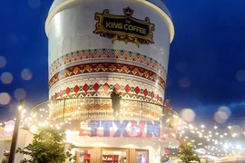 Чек-ин у гигантской чашки кофе, впервые появившейся во Вьетнаме. Фото: ВИА.