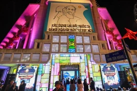 По адресу 93 Диньтиенхоанг, квартал Хоанкием, город Ханой, официально открылась для публики цифровая выставка «Сияющий Ханой – Свет и наследие». Фото: ВИА.