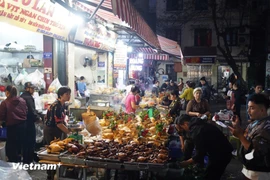 Тэт Онг Конг Онг Тао — один из важных праздников в году, отмечаемый перед Тэтом. На рынке Хангбе (Ханой) 10 февраля (23-й день последнего лунного месяца) наблюдалось оживлённое движение покупателей и продавцов. Фото: Vietnam+.