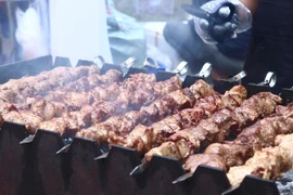 Украинский павильон на фестивале еды предложил гостям попробовать фирменный шашлык. Фото: ВИА.