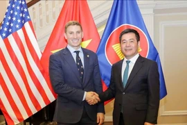 Министр промышленности и торговли Нгуен Хонг Зиен провёл рабочую встречу с заместителем государственного секретаря США Джейкобом Хелбергом. Фото: Vietnam+.