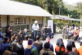 Министр международного развития Канады Рандип Сарай беседует с домохозяйствами — бенефициарами проекта по восстановлению сельскохозяйственного производства после стихийных бедствий. Фото: baolaocai.vn.