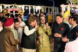 Фильм объединил участие многих актёров из Индии.