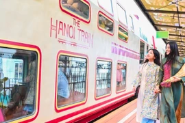 Туристы знакомятся с туристическим продуктом Ханоя — поездом «Пять ворот». Фото: nhandan.vn.