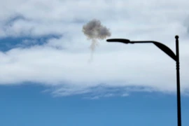 Дым в небе над районом Иерусалима, Израиль, 28 февраля 2026 года. Фото: Синьхуа/ВИА.