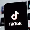 Логотип TikTok на экране телефона. Фото: Синьхуа/ВИА.