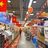 Супермаркет MM Mega Market An Phu в Хошимине ярко украшен по случаю Национального дня. Фото: ВИА.