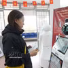 Жители общаются с роботом на базе ИИ, получая разъяснения по административным процедурам в Центре обслуживания населения по административным вопросам квартала Суанхыонг — Далат (провинция Ламдонг). Фото: ВИА.