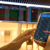 Клиенты совершают операции в головном офисе компании Bao Viet Securities. Фото: ВИА.