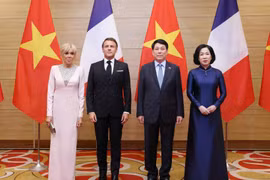 Президент Вьетнама Лыонг Кыонг, его французский коллега Эммануэль Макрон и их супруги на банкете в честь французского лидера в Ханое 26 мая (Фото: ВИA)