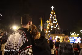 Вечером 24 декабря, как обычно, Ханойский собор (№ 40 Нячунг, район Хоанкием) был переполнен людьми и туристами, стекавшимися, чтобы отпраздновать рождественскую атмосферу. (Фото: Вьетнам+)