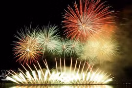 Японская команда **Tamaya Kitahara Fireworks** открывает третий конкурсный вечер Международного фестиваля фейерверков в Дананге (DIFF 2026). (Фото: ВИА) 