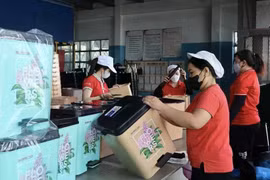Рабочие пластиковой компании Dai Dong Tien в Хошимине маркируют и упаковывают продукцию. (Фото: ВИA)