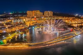 Фейерверки во время шоу Symphony of the Sea стали одним из знаковых вечерних зрелищ Фукуока. 
