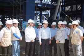 Председатель Petrovietnam Ле Мань Хунг проверяет ход строительства на площадке проекта теплоэлектростанции Лонгфу 1. (Фото: Petrovietnam)