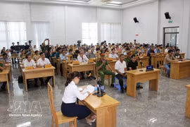 24 марта в квартале Фантхиет провинции Ламдонг состоялся показательный исудебный процесс в целях правового информирования по вопросам борьбы с ННН-промыслом. (Фото: ВИА) 