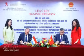Министр финансов Вьетнама Нго Ван Туан и его люксембургский коллега Жиль Рот подписывают меморандум о взаимопонимании по вопросам сотрудничества между министерствами финансов Вьетнама и Люксембурга. (Фото: ВИА)
