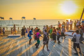 Туристы любуются закатом на пляже Sunset Sanato Beach на Фукуоке. (Фото: ВИА) 