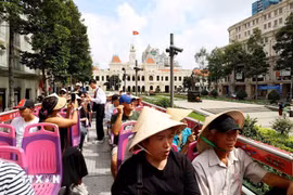 Иностранные туристы посещают центральную часть города Хошимин на двухэтажном автобусе. (Фото: ВИА) 