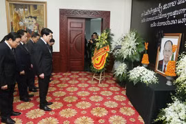 Высокопоставленная делегация вьетнамского государства во главе с президентом Лыонг Кыонгом приняли участие в поминальной службе в честь Кхамтая Сипхандона, бывшего председателя ЦК Народно-революционной партии Лаоса (НРП) и бывшего президента Лаоса. (Фото: ВИA)