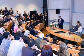 Премьер-министр Фам Минь Тьинь выступает с программной речью в Стокгольмской школе экономики в рамках своего визита в Швецию. (Фото: ВИA)