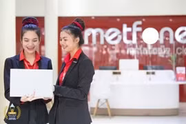Metfone получает золотые награды в номинациях «Финансовые достижения», «Вирусная маркетинговая кампания» и «Инновационный канал TikTok», что свидетельствует о растущем культурном влиянии компании в Камбодже. (Фото предоставлено Viettel) 