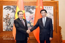 Председатель Национального собрания Чан Тхань Ман (слева) встречается с Председателем Всекитайского комитета Народного политического консультативного совета Китая Ван Хунином в Пекине 11 октября. (Фото: ВИА)
