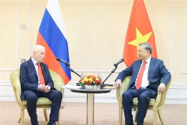 Генеральный секретарь партии То Лам (справаа) и председатель партии «Справедливая Россия - Патриоты - За правду» Сергей Миронов. (Фото: ВИA)