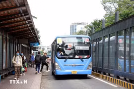 Пассажиры садятся в автобус на улице Хамнги в Хошимине. (Фото: ВИA)