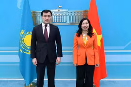  Заместитель министра иностранных дел Ле Тхи Тху Ханг (справа) и ее казахстанский коллега Алибек Бакаев (Источник: baoquocte) 