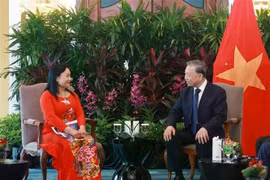 Генеральный секретарь ЦК КПВ То Лам (справа) и советник Shangri-La Healthcare Investment и соучредитель Hoa Lam Shangri-La Medical Co, Ltd Чан Тхи Лам (Фото: ВИA)