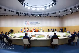 Премьер-министр Ле Минь Хынг и главы делегаций стран - участниц Юбилейного саммита АСЕАН - Россия обсуждают вопросы евразийской интеграции. (Фото: ВИА)