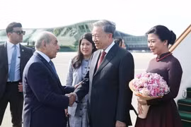 Слева направо: Первый заместитель премьер-министра Азербайджана Ягуб Эйюбов (1) встречает генерального секретаря ЦК КПВ То Лама (2) и его супругу в международном аэропорту имени Гейдара Алиева в Баку. (Фото: ВИA)