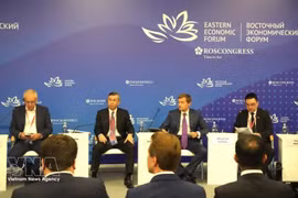 Министр финансов Вьетнама Нго Ван Туан (второй слева) на бизнес-диалоге «Россия - АСЕАН», состоявшемся 2 сентября в рамках XI Восточного экономического форума во Владивостоке, Россия. (Фото: ВИА) 