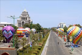 Воздушные шары на улице Нгуен Тат Тхань в городе Фантхьет, южно-центральная провинция Биньтхуан. (Фото: ВИA)