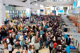 Пассажиры регистрируются на рейсы в международном аэропорту Нойбай. (Фото: VietnamPlus)